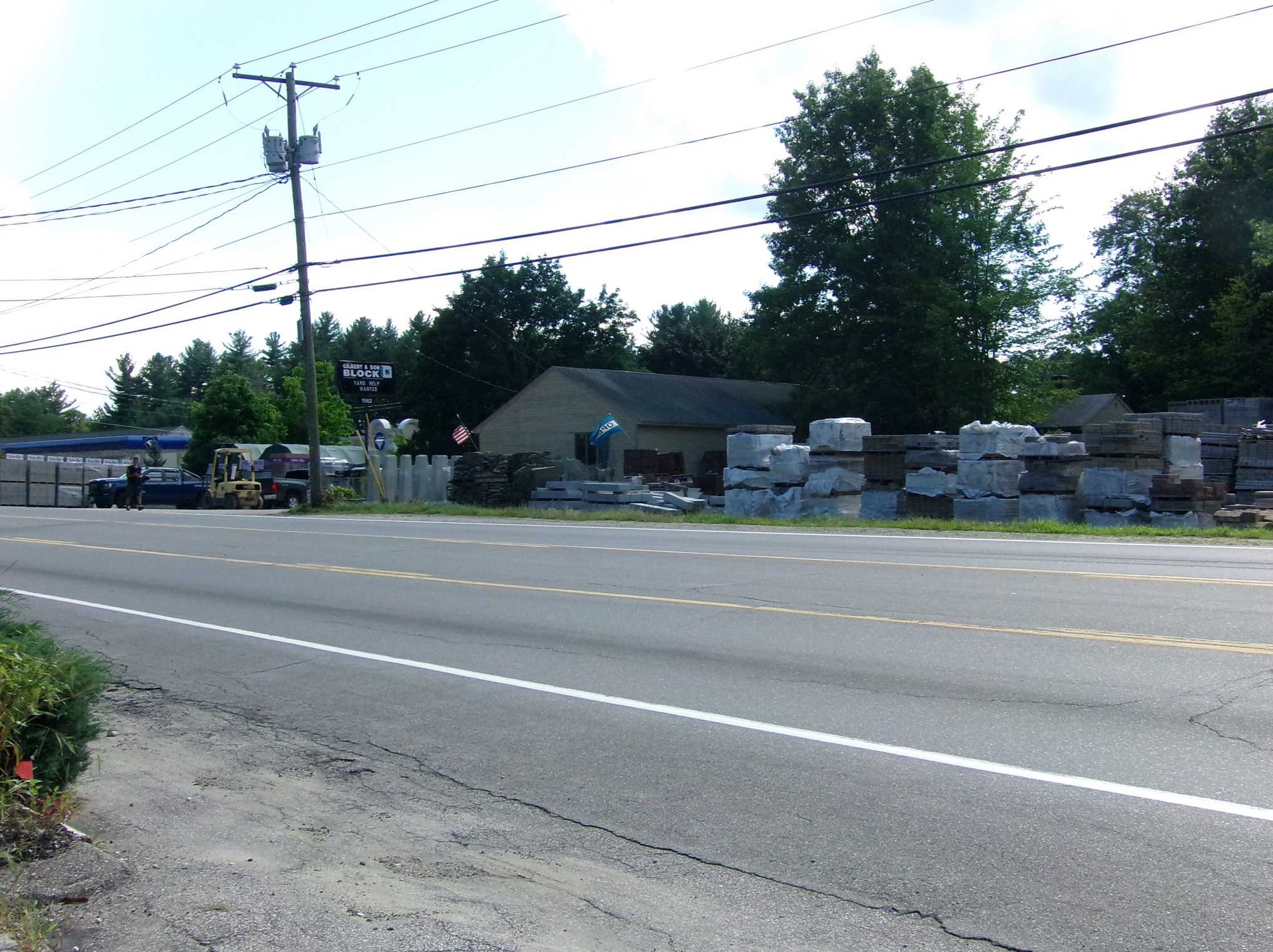 1562 Hooksett Rd, Manchester NH 03106-1008 exterior