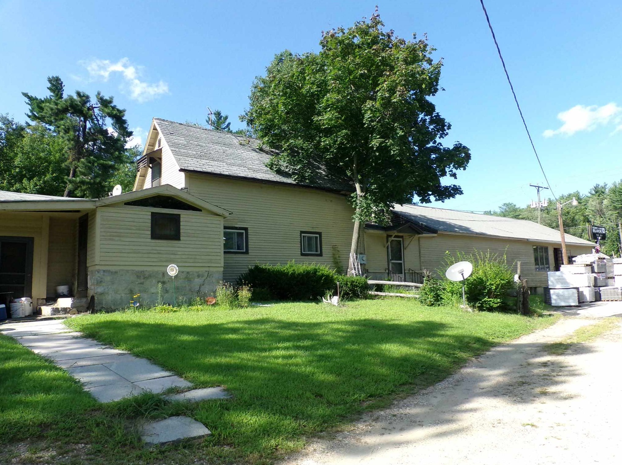 1562 Hooksett Rd, Manchester NH 03106-1008 exterior