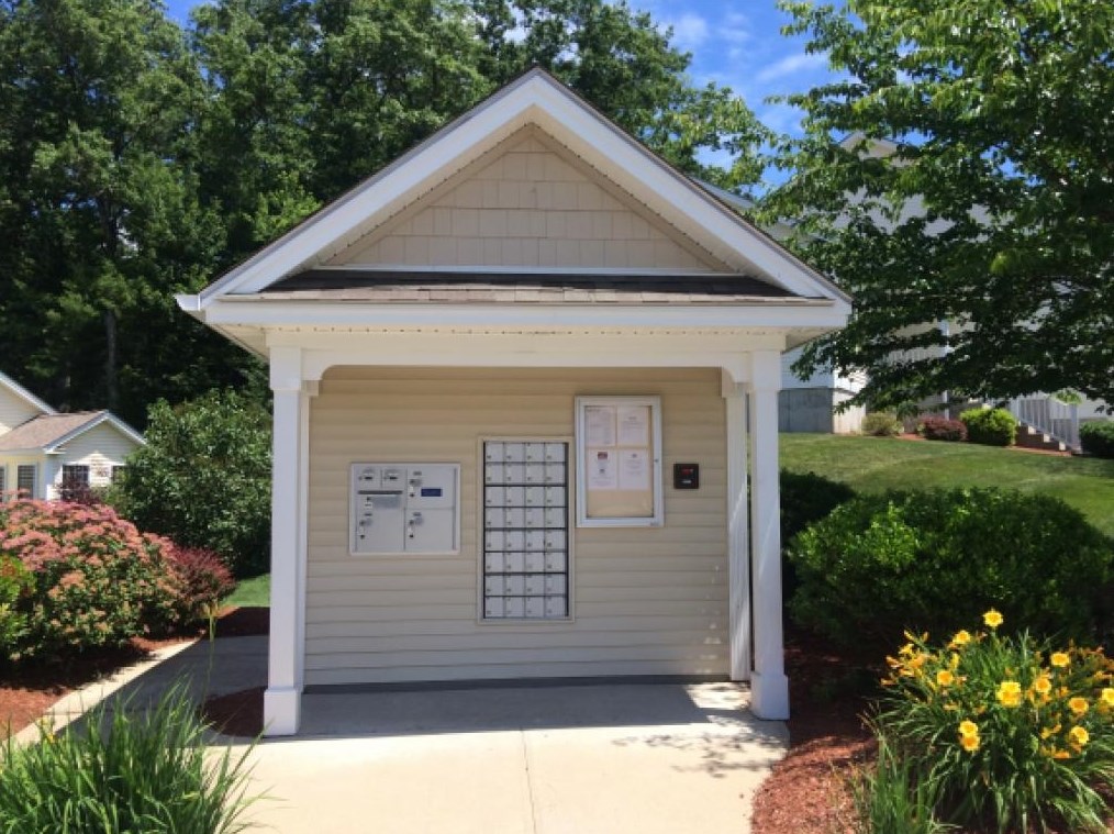 34 Mammoth Rd, Manchester NH  03106-1149 exterior