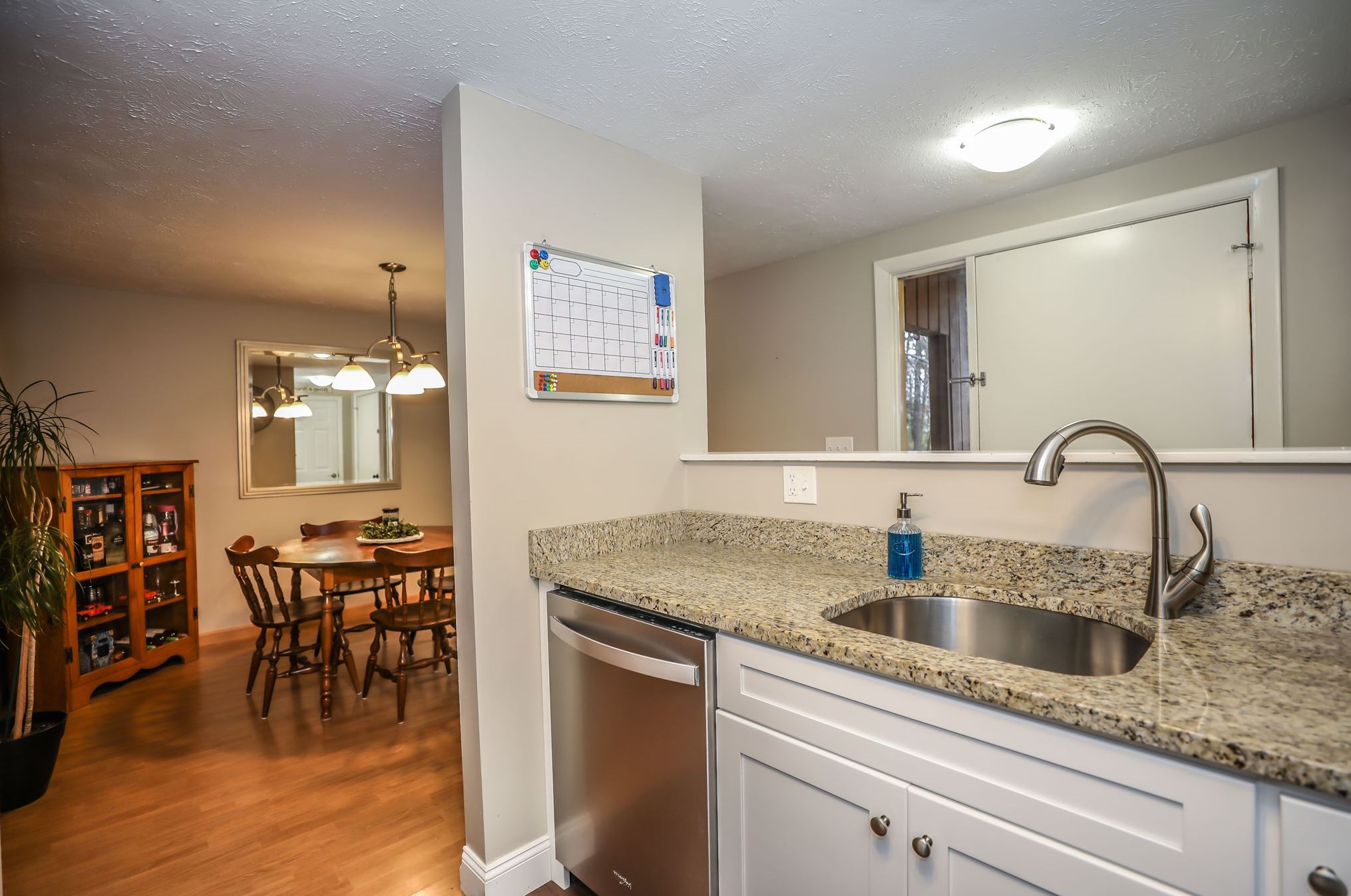 1 Victoria Dr, Merrimack NH 03054-3115 exterior