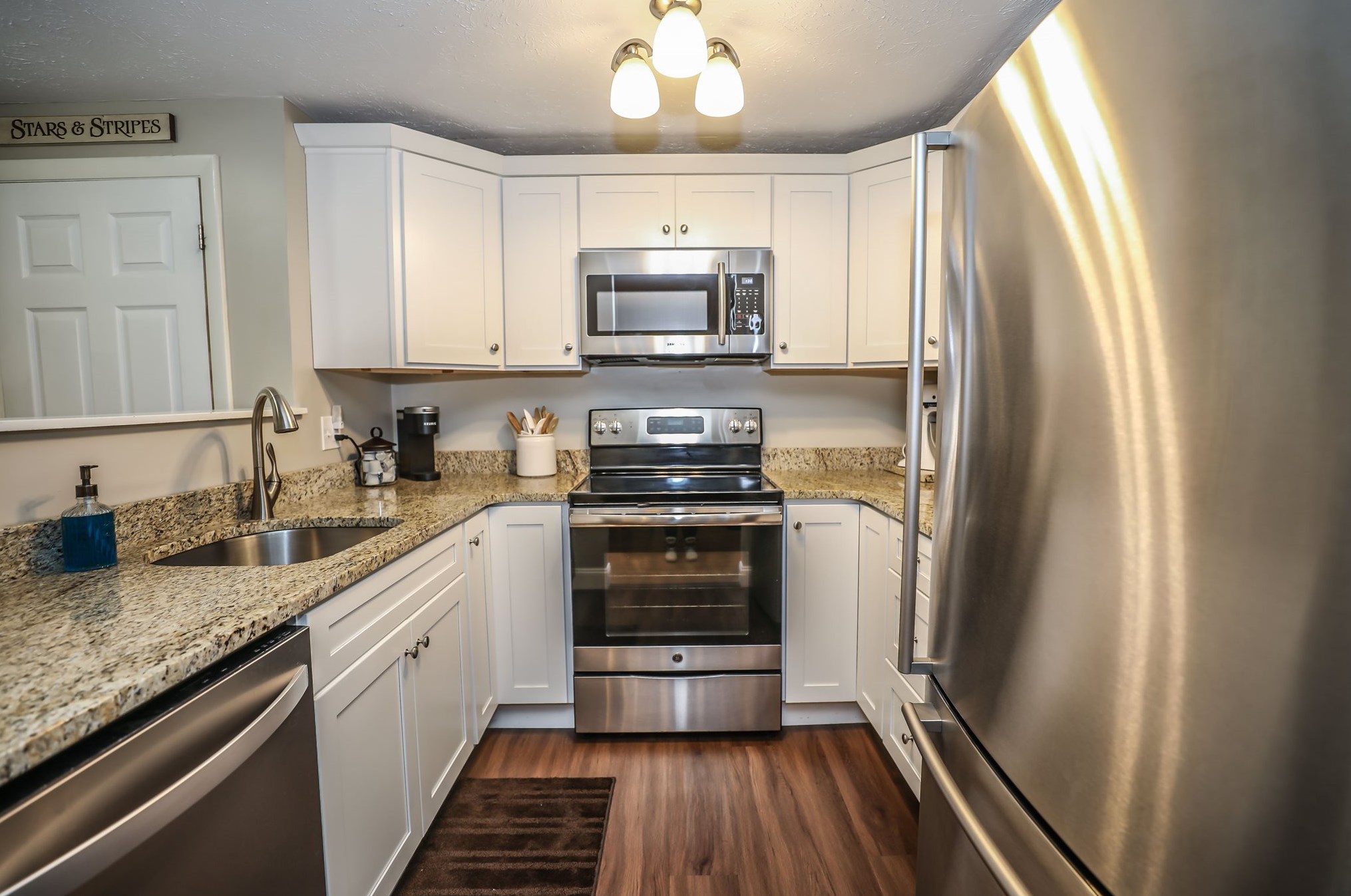 1 Victoria Dr, Merrimack NH 03054-3115 exterior