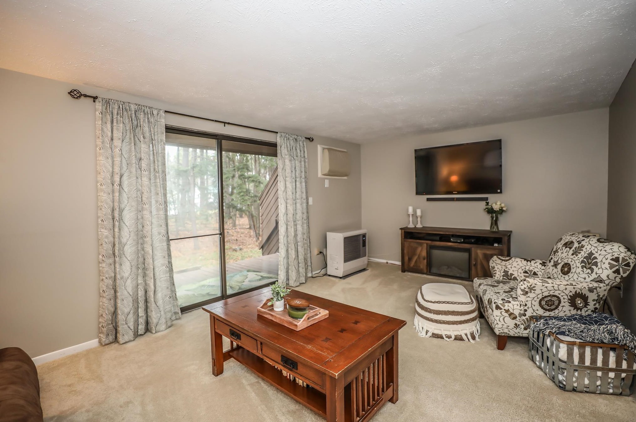 1 Victoria Dr, Merrimack NH 03054-3115 exterior