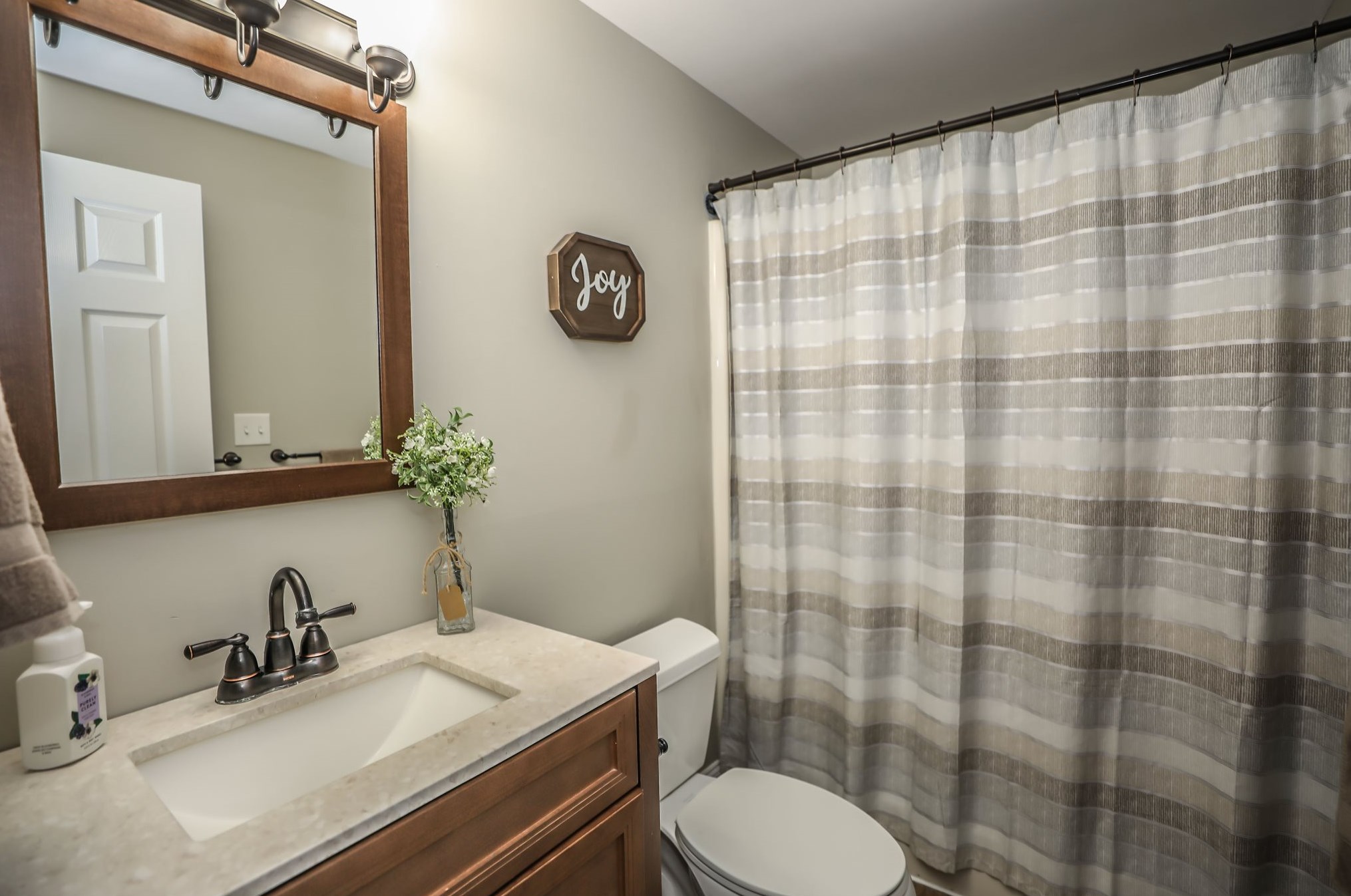 1 Victoria Dr, Merrimack NH 03054-3115 exterior