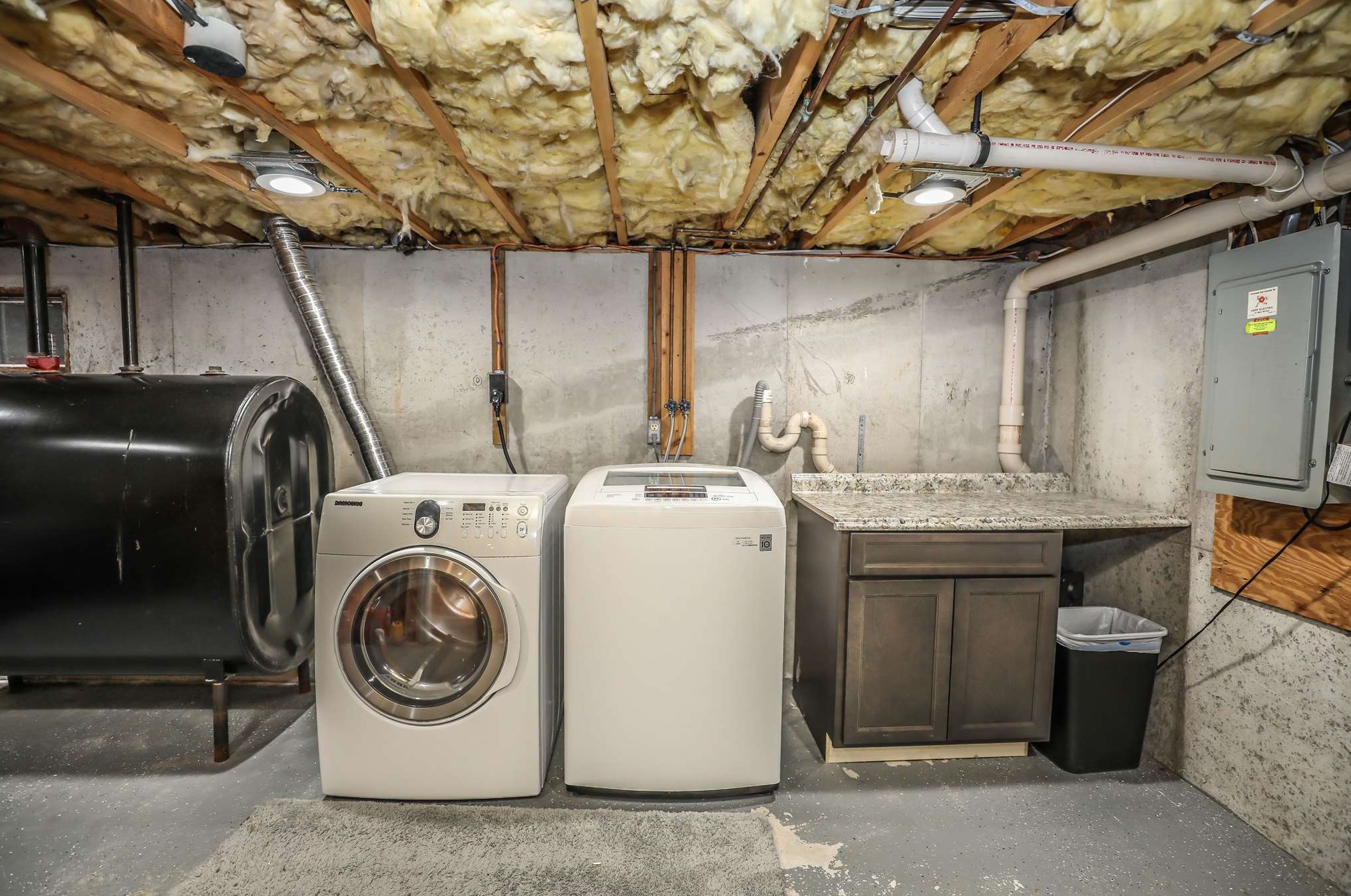 1 Victoria Dr, Merrimack NH 03054-3115 exterior