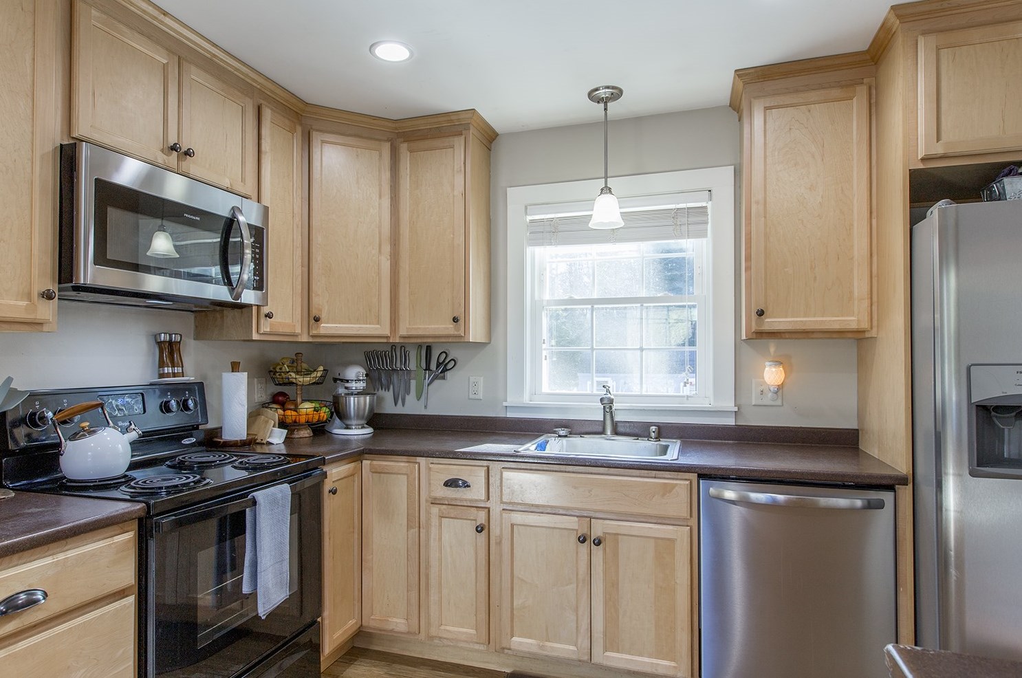 239 Ash Swamp Rd, Newmarket NH 03857-2070 exterior