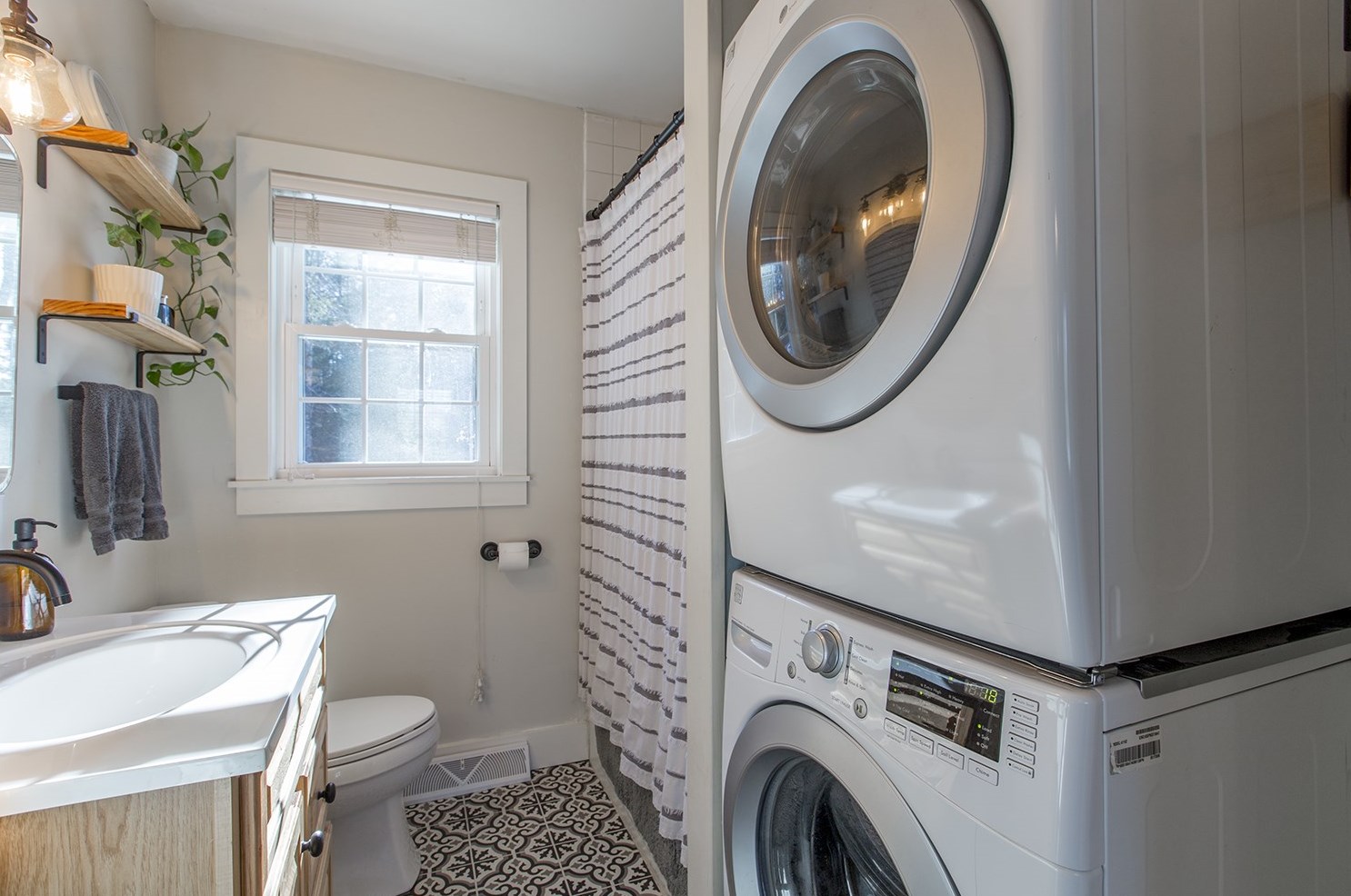 239 Ash Swamp Rd, Newmarket NH 03857-2070 exterior