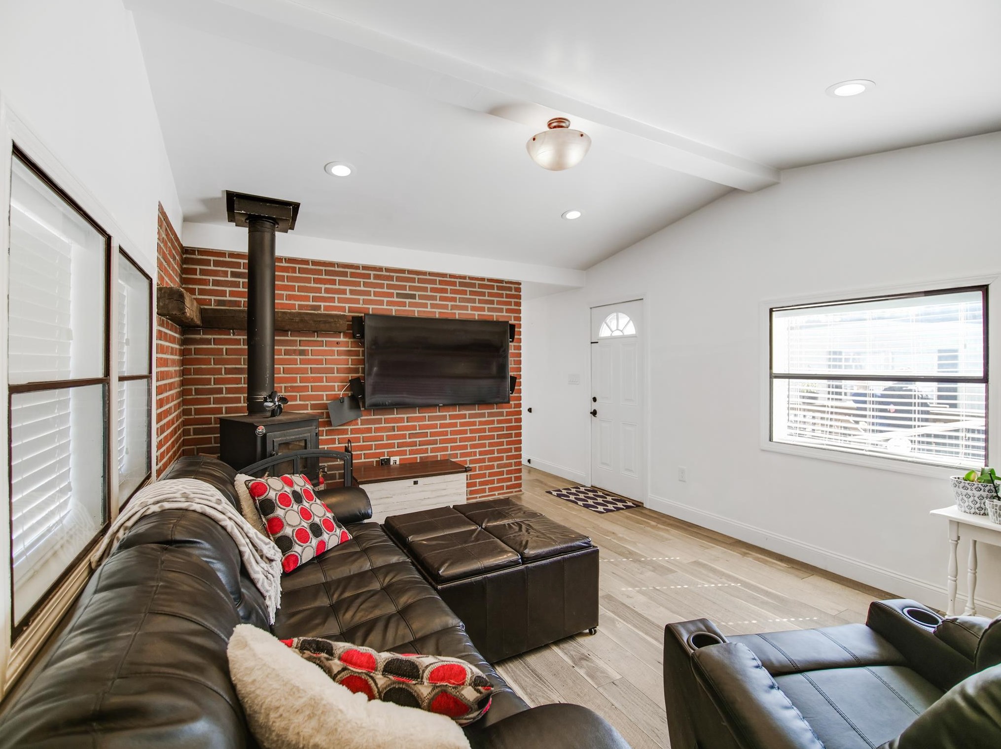 2 Horseshoe Dr, Hudson NH 03052-2609 exterior