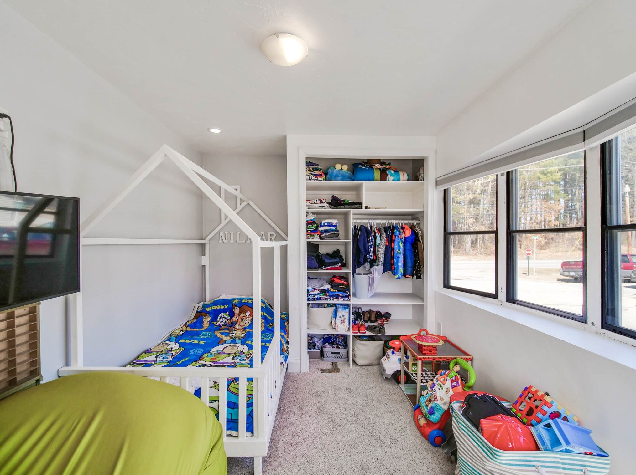 2 Horseshoe Dr, Hudson NH 03052-2609 exterior