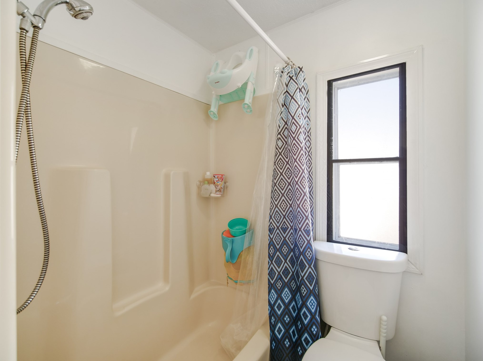 2 Horseshoe Dr, Hudson NH 03052-2609 exterior