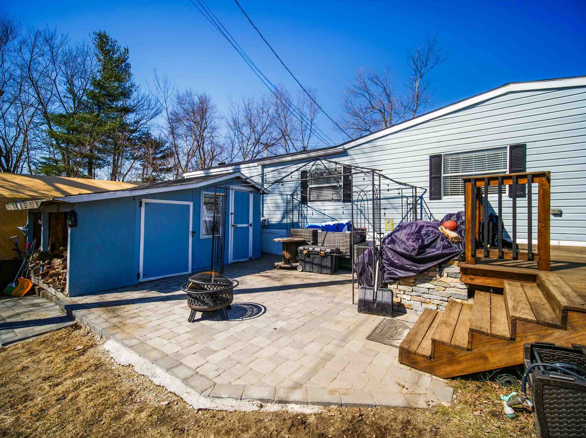 2 Horseshoe Dr, Hudson NH 03052-2609 exterior