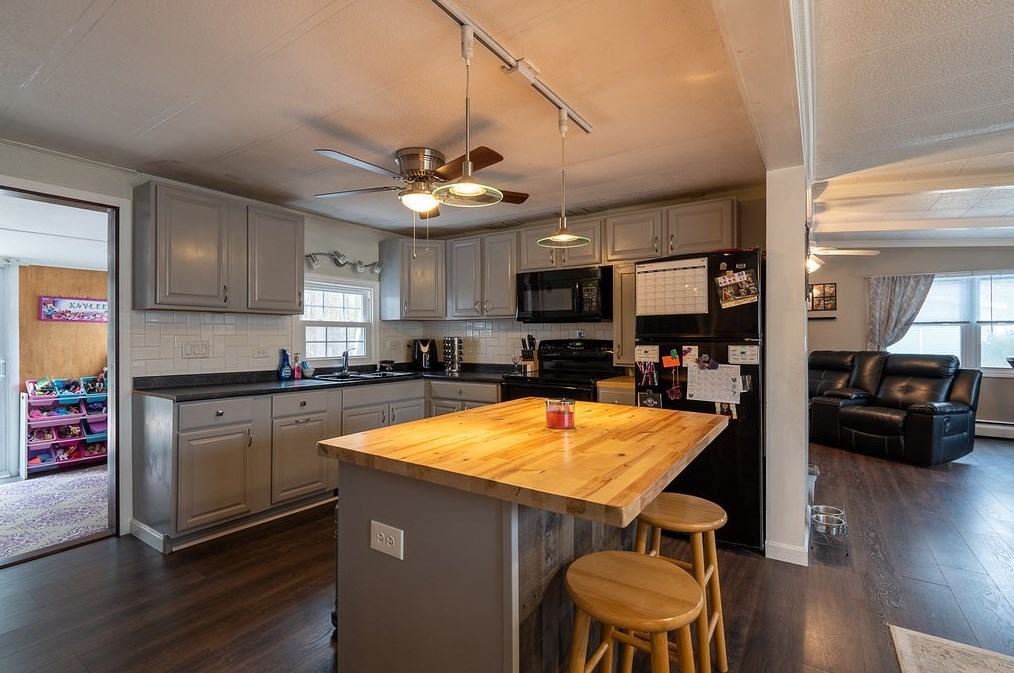 13 Briarwood Dr, Merrimack NH 03054-4746 exterior