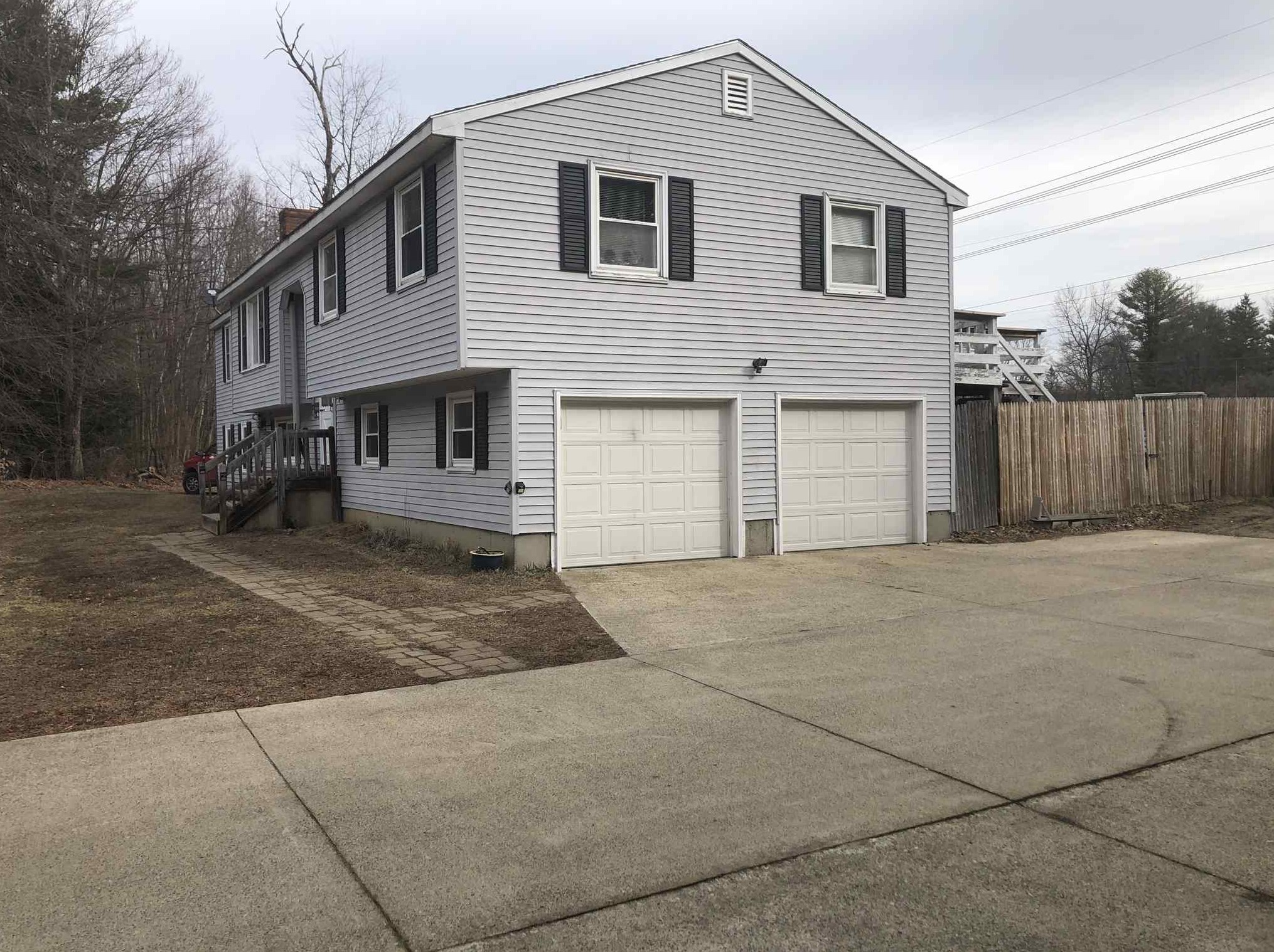 80 Forest Dr, Manchester NH  03110-6216 exterior