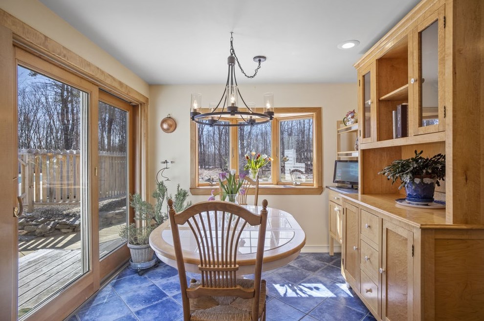 2 Gonet Dr, Newmarket NH  03857-1746 exterior