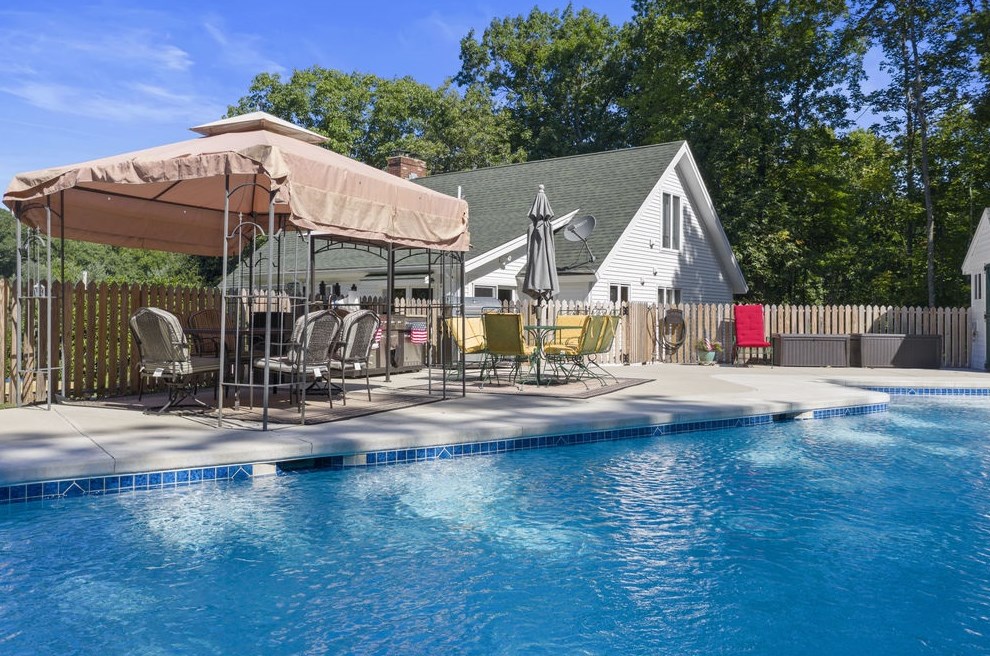 2 Gonet Dr, Newmarket NH  03857-1746 exterior