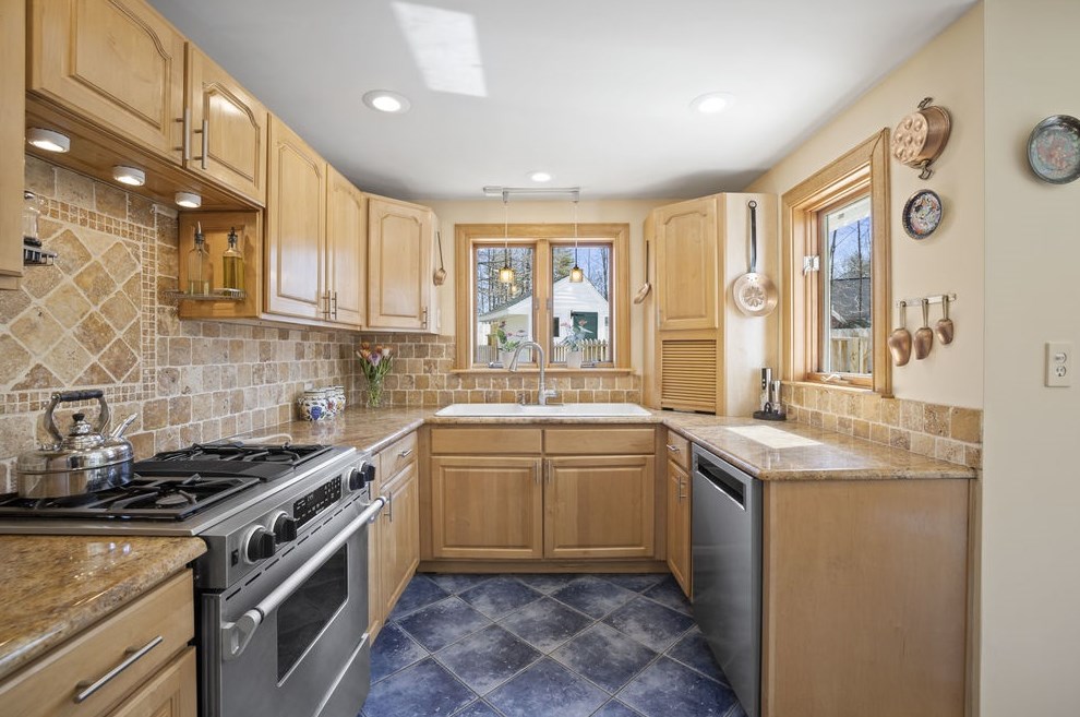 2 Gonet Dr, Newmarket NH  03857-1746 exterior