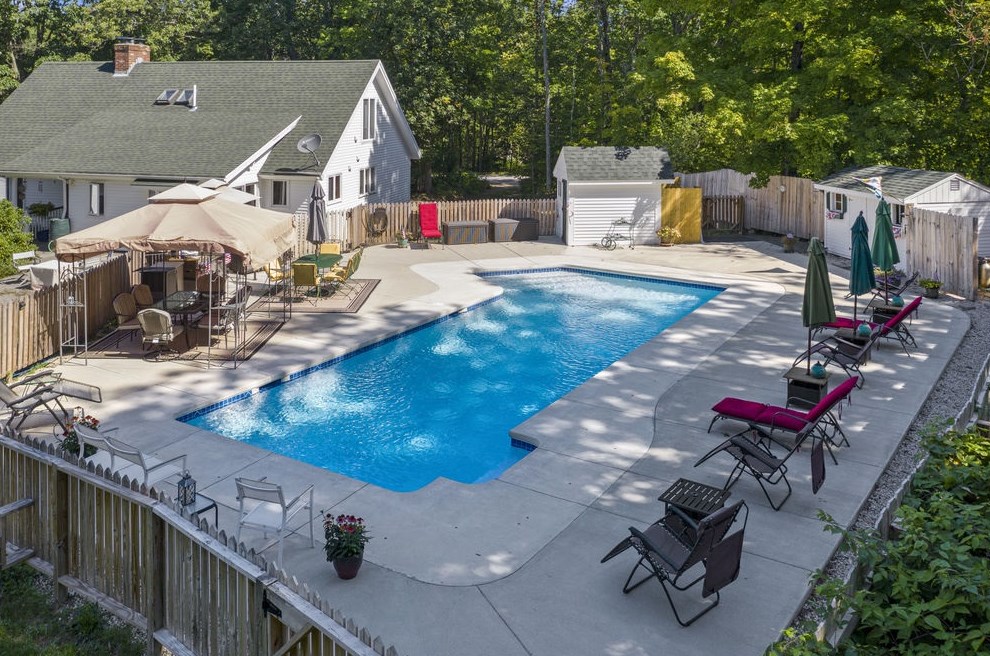 2 Gonet Dr, Newmarket NH  03857-1746 exterior