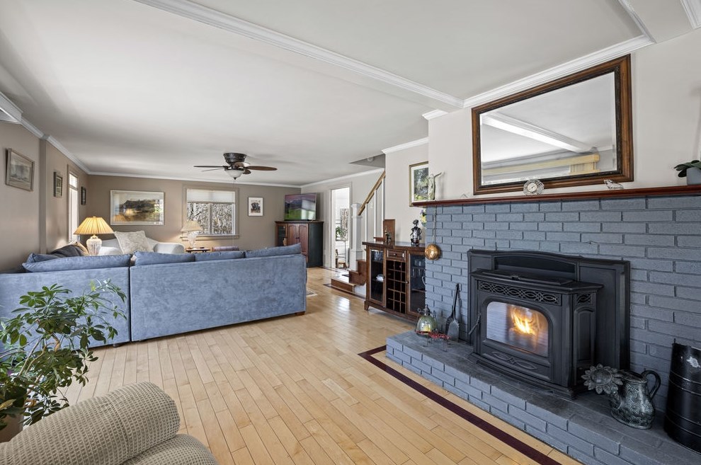 2 Gonet Dr, Newmarket NH  03857-1746 exterior