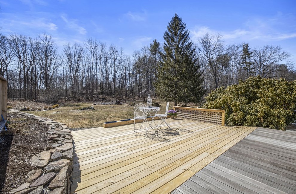 2 Gonet Dr, Newmarket NH  03857-1746 exterior