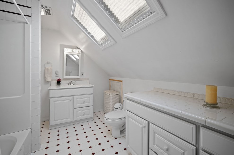 2 Gonet Dr, Newmarket NH  03857-1746 exterior