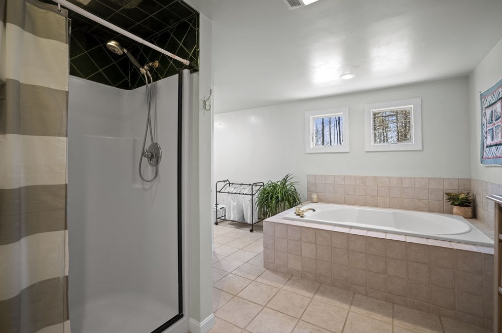 2 Gonet Dr, Newmarket NH  03857-1746 exterior