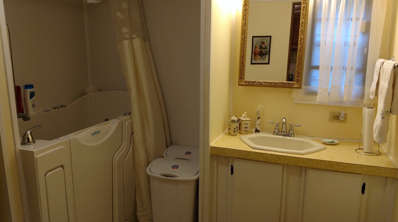 34 Juniper Dr, Tuftonboro NH  03816-5911 exterior