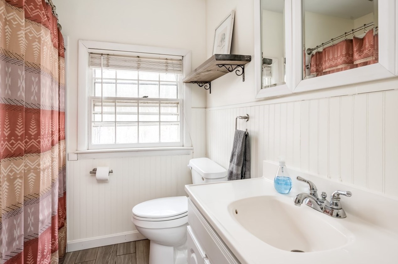 270 Ash Swamp Rd, Newmarket NH  03857-2160 exterior