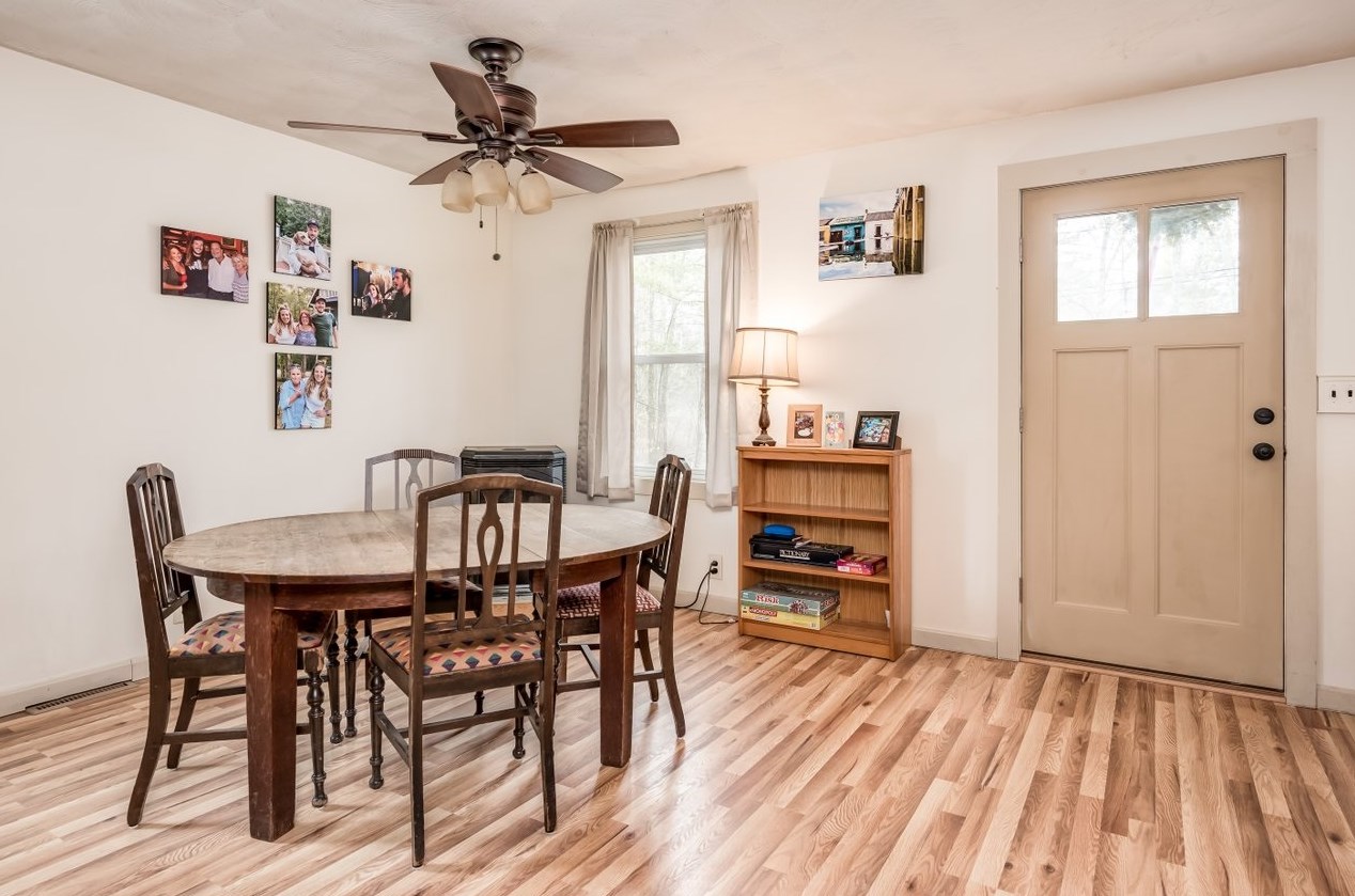 270 Ash Swamp Rd, Newmarket NH  03857-2160 exterior