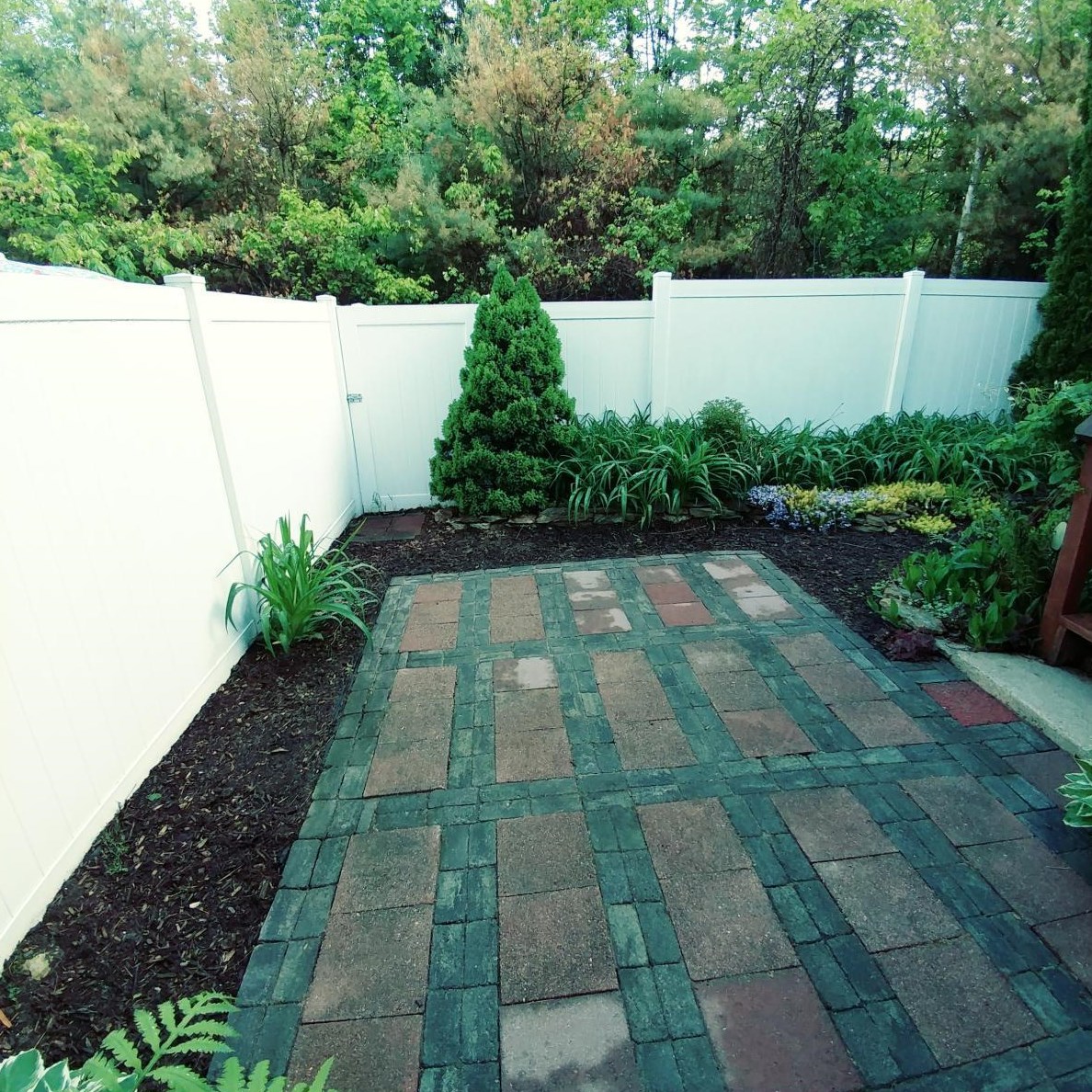 640 Hackett Hl Rd, Manchester NH 03106-2522 exterior