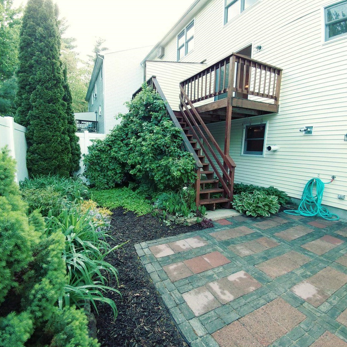 640 Hackett Hl Rd, Manchester NH 03106-2522 exterior