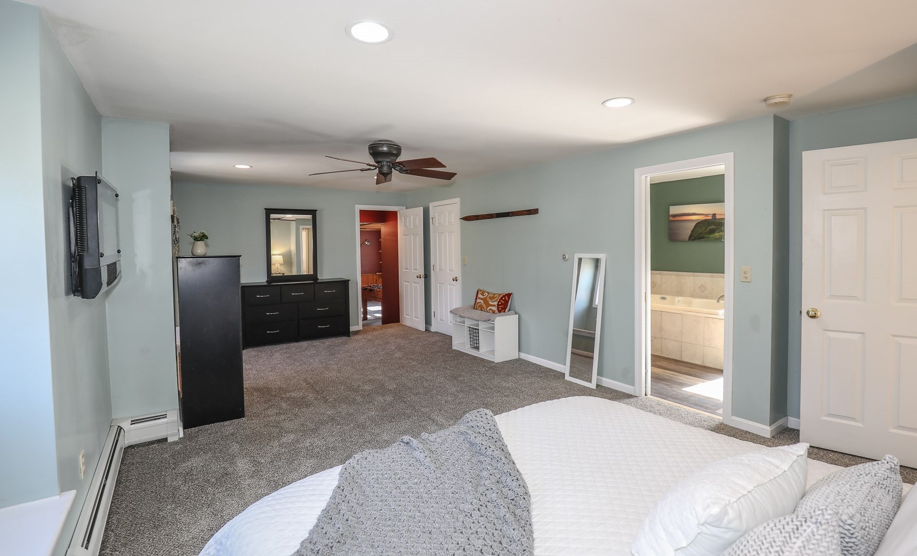 14 Heritage Cir, Hudson NH  03051-3427 exterior
