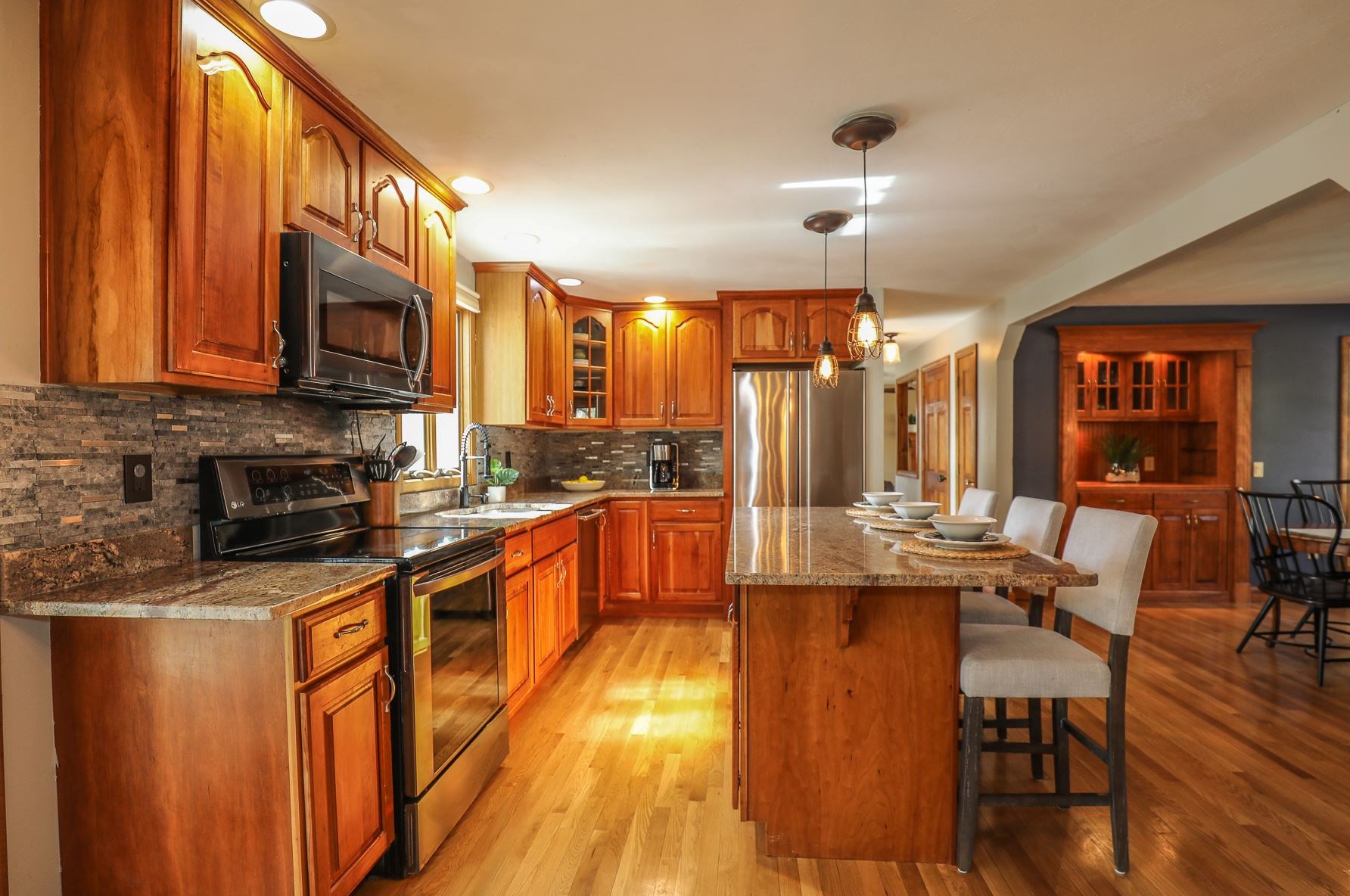 14 Heritage Cir, Hudson NH  03051-3427 exterior