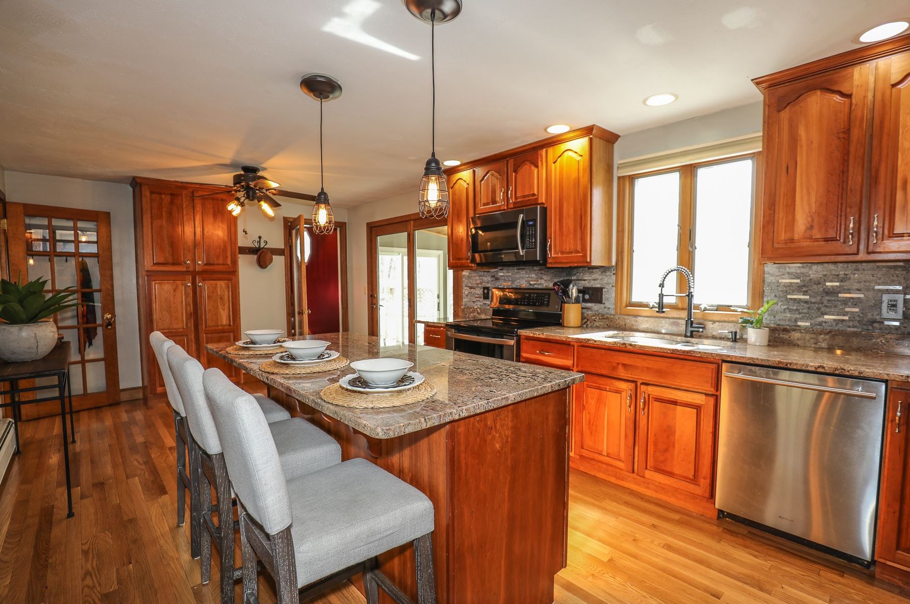 14 Heritage Cir, Hudson NH  03051-3427 exterior