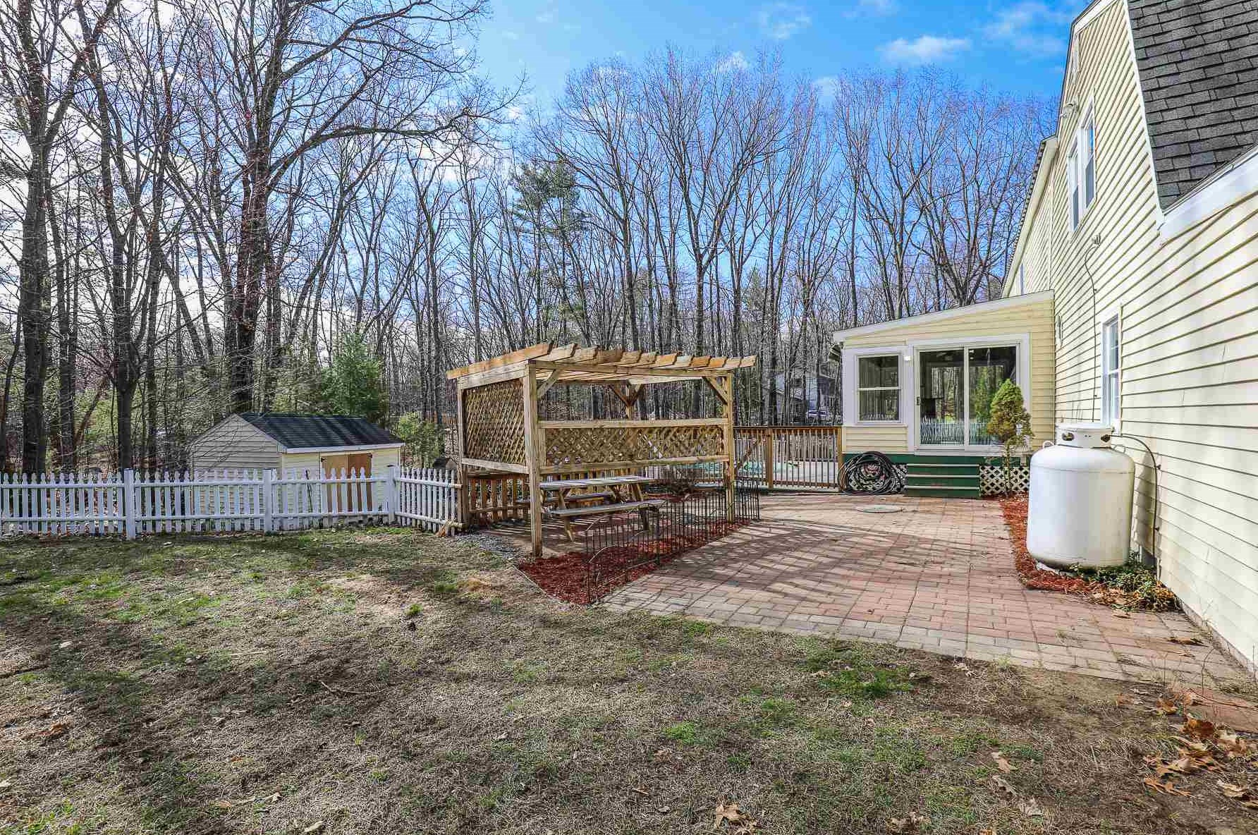 14 Heritage Cir, Hudson NH  03051-3427 exterior