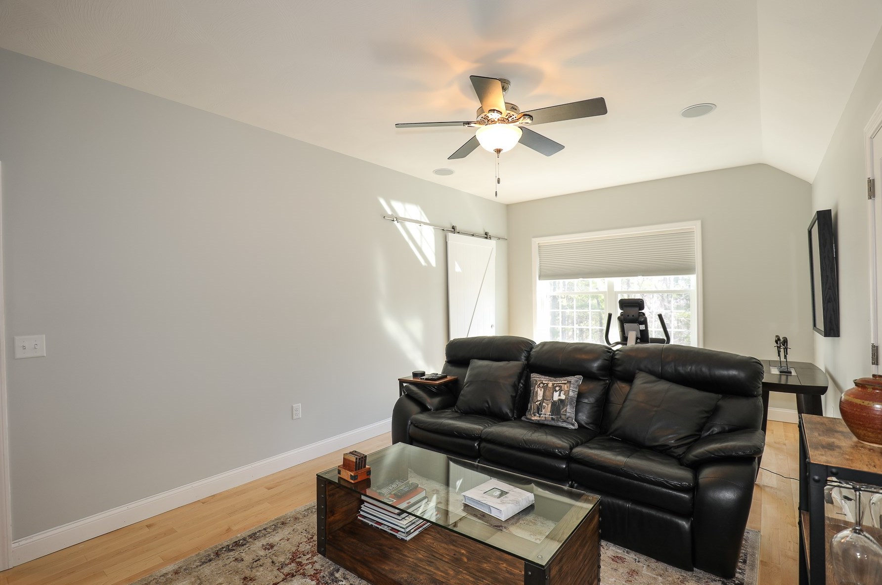 240 Karatzas Ave, Manchester NH 03104-6608 exterior