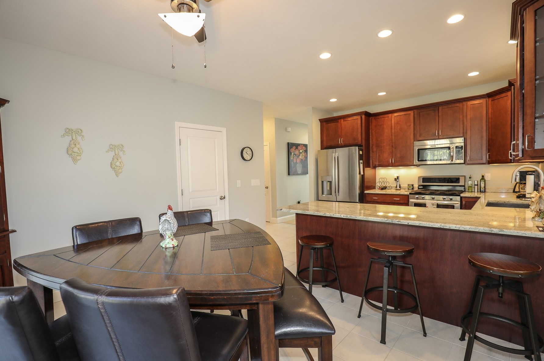 240 Karatzas Ave, Manchester NH 03104-6608 exterior