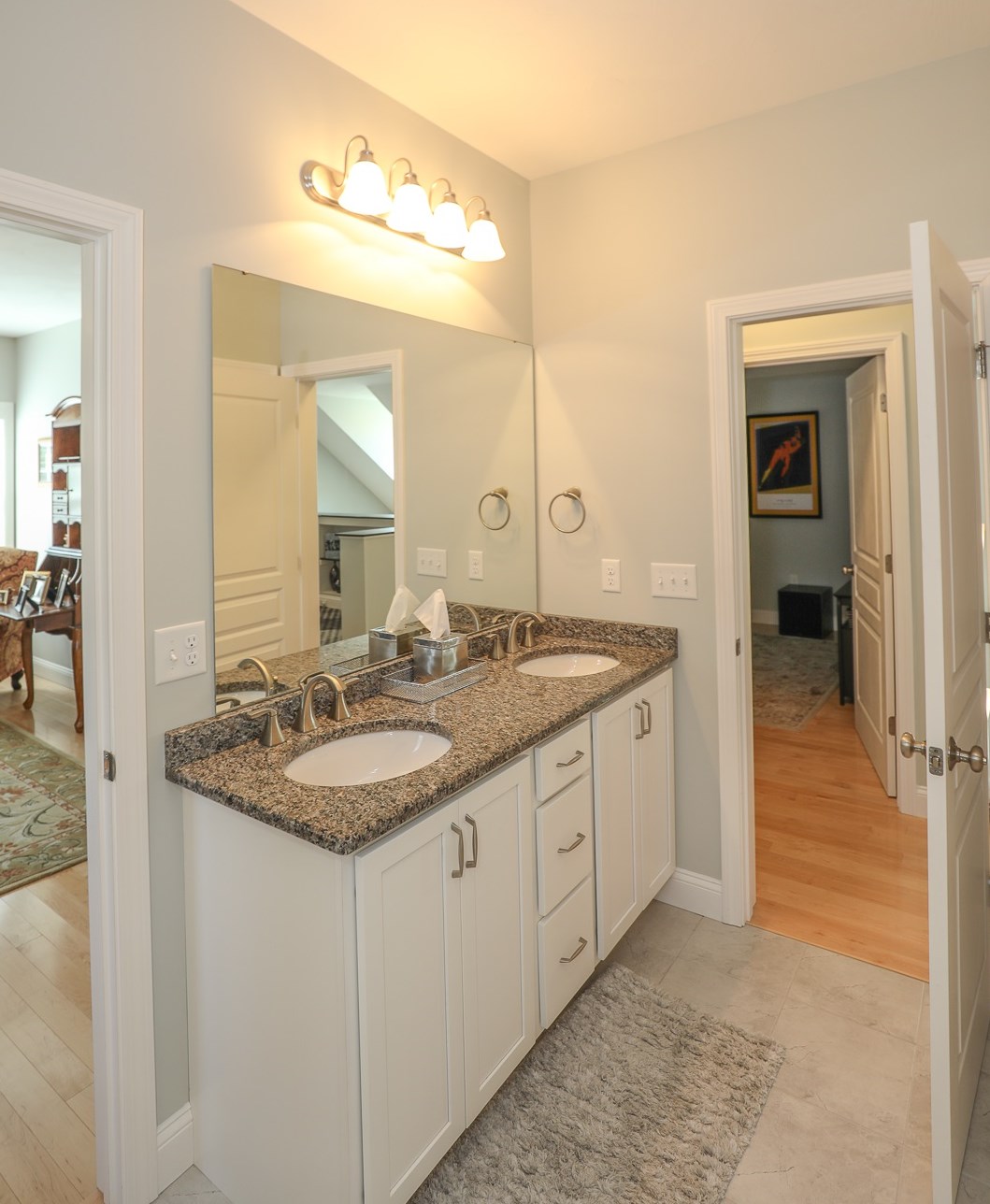 240 Karatzas Ave, Manchester NH 03104-6608 exterior