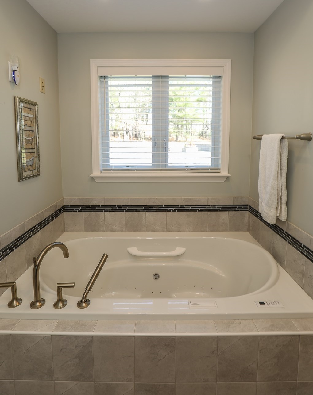 240 Karatzas Ave, Manchester NH 03104-6608 exterior