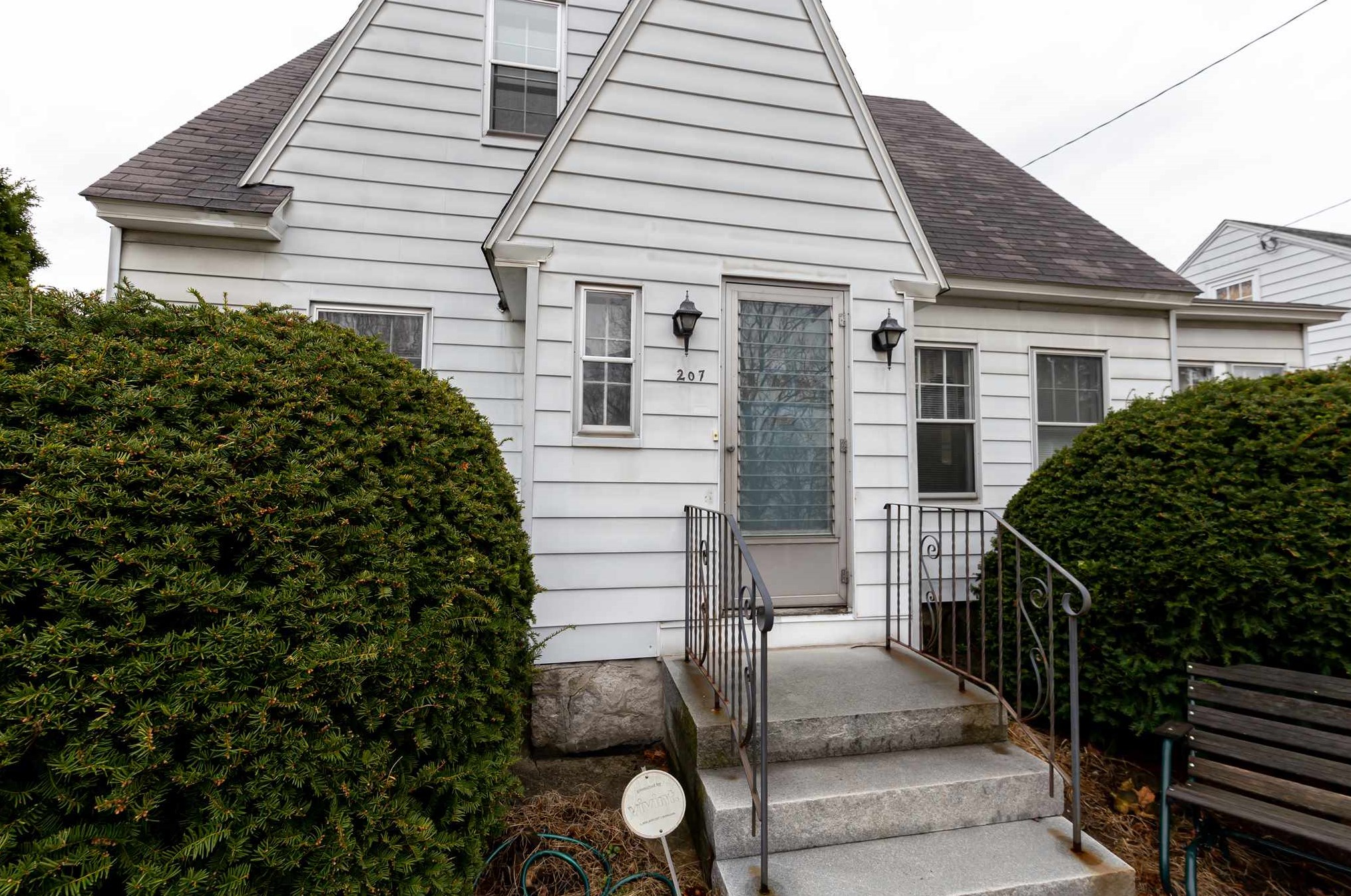 207 Calef Rd, Manchester NH 03103-6616 exterior