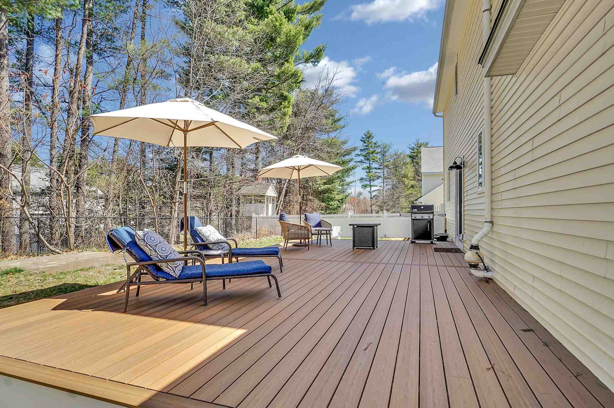 16 Ellie Dr, Merrimack NH  03054-3574 exterior