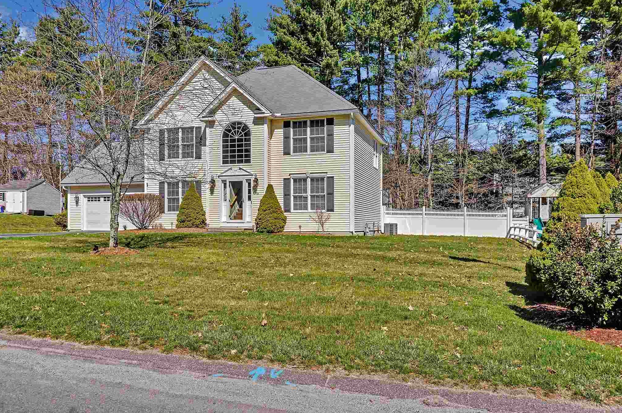 16 Ellie Dr, Merrimack NH  03054-3574 exterior