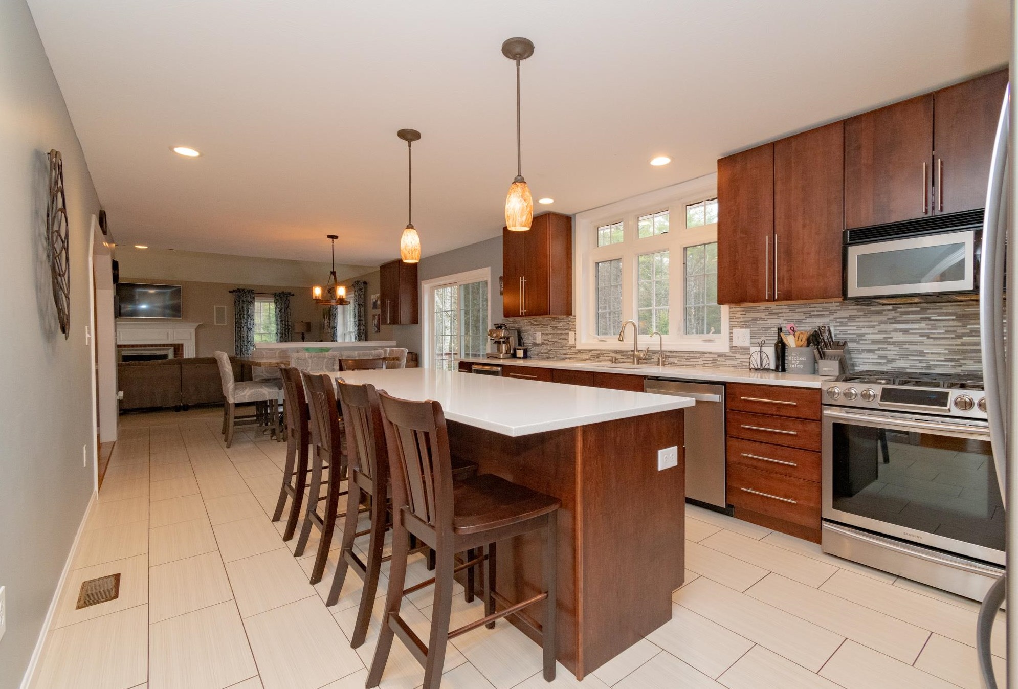 59 Lisa Dr, Goffstown NH  03045-2833 exterior