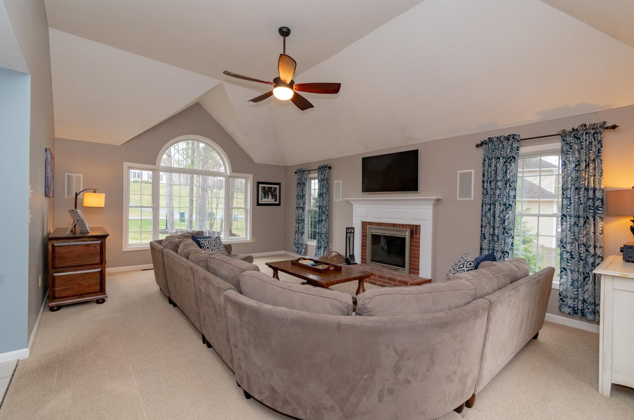 59 Lisa Dr, Goffstown NH  03045-2833 exterior