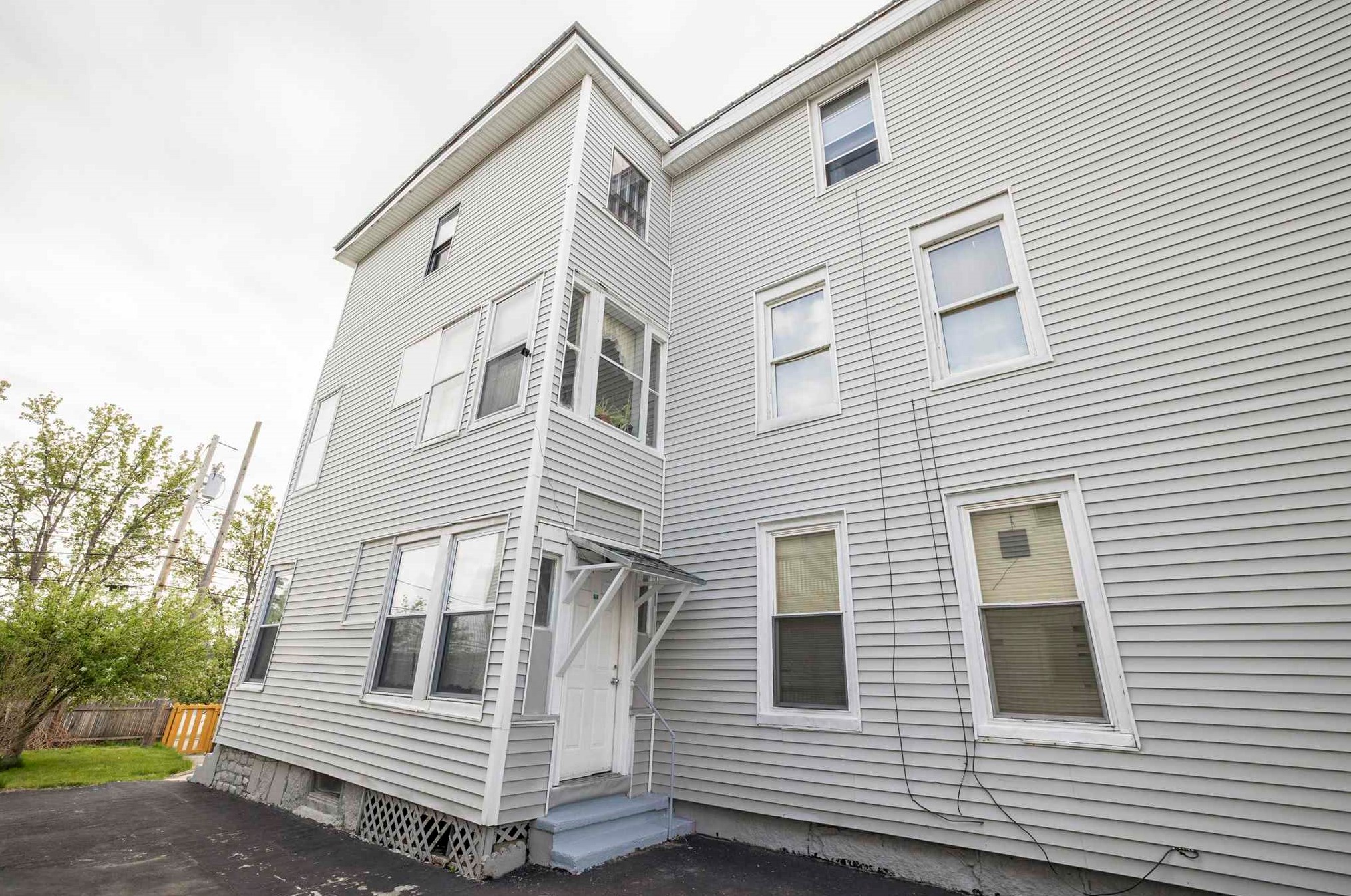 343 Auburn St, Manchester NH 03103-4805 exterior