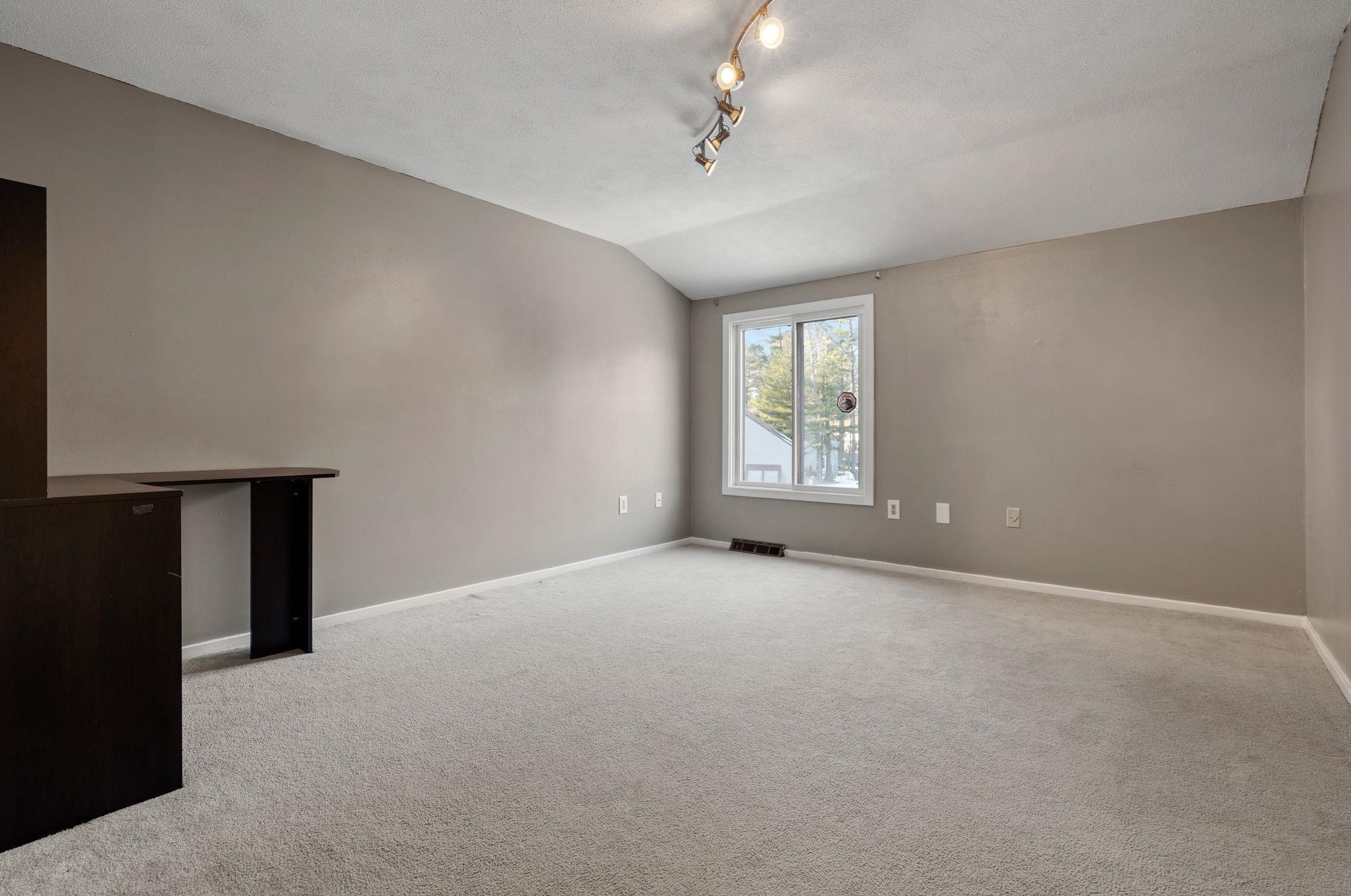 8 Kipford Way, Nashua NH 03063-1504 exterior