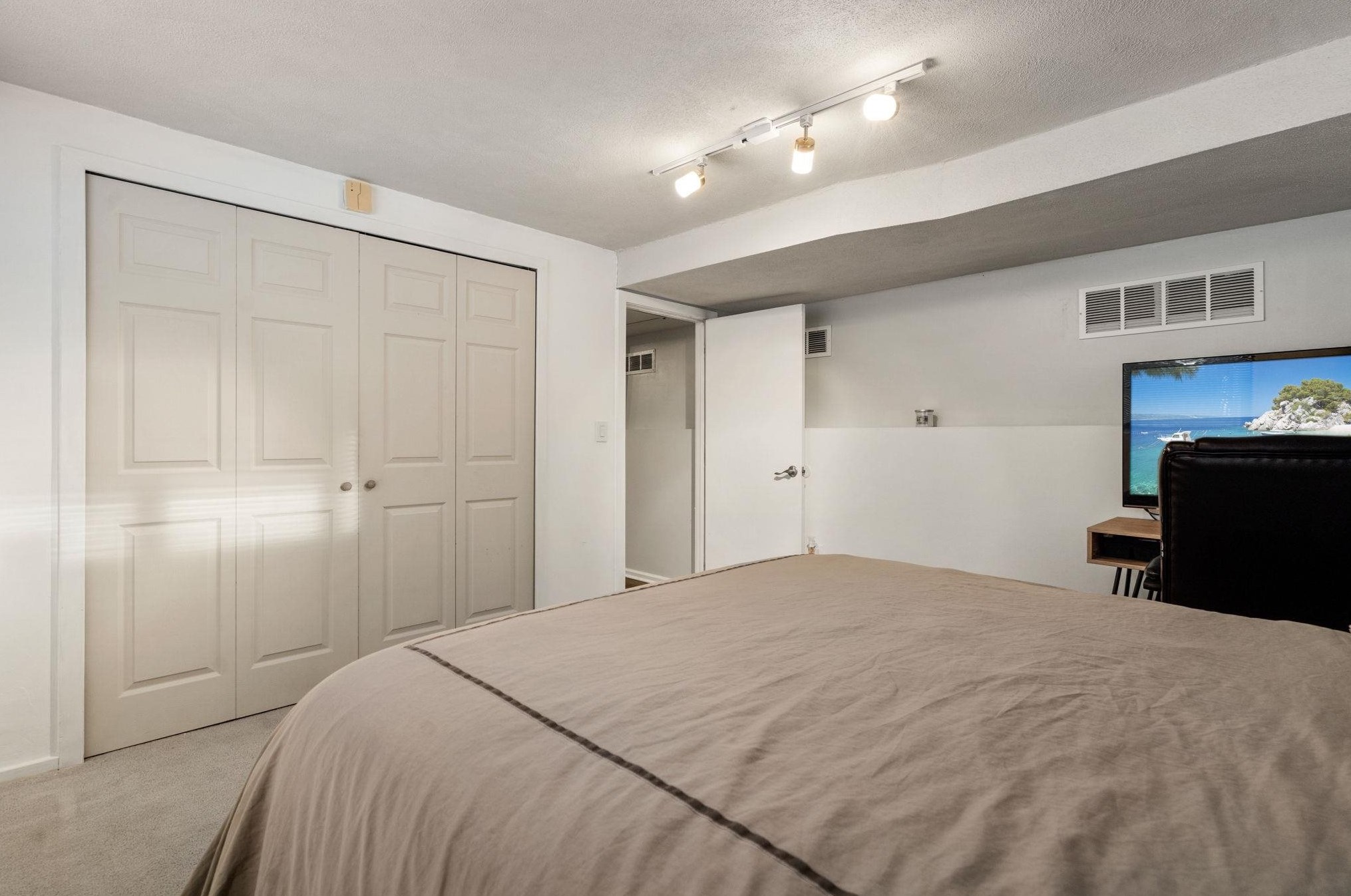 8 Kipford Way, Nashua NH 03063-1504 exterior