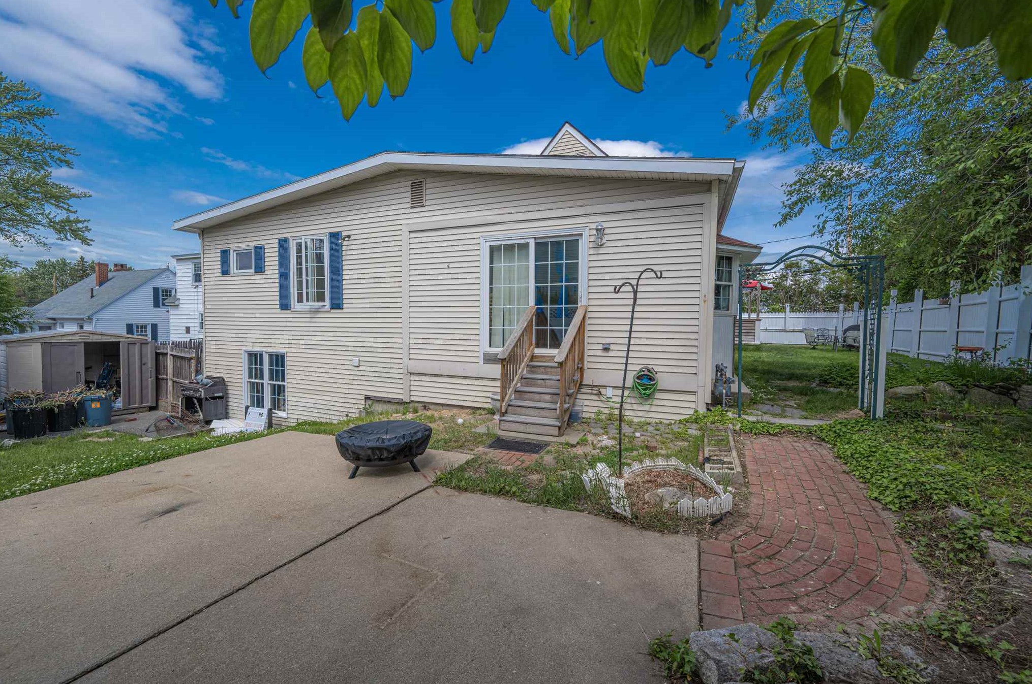 10 Jewett St, Manchester NH 03103-3856 exterior