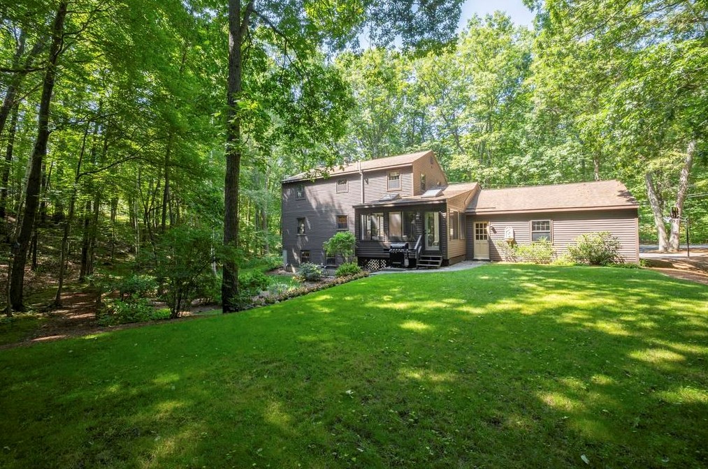 37 Heritage Cir, Hudson NH  03051-3427 exterior