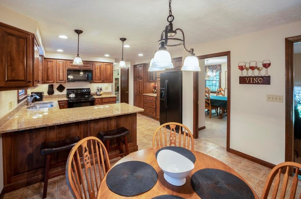 37 Heritage Cir, Hudson NH  03051-3427 exterior