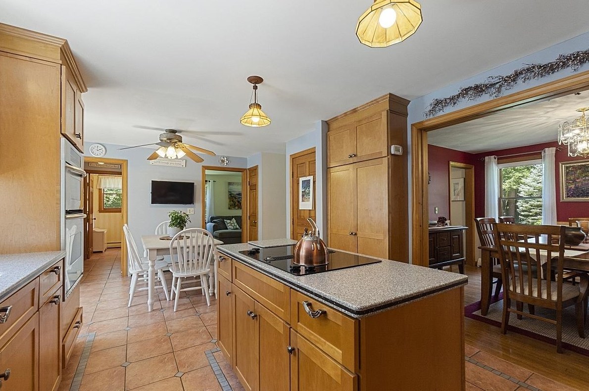 10 Anna Louise Dr, Hudson NH  03051-5401 exterior