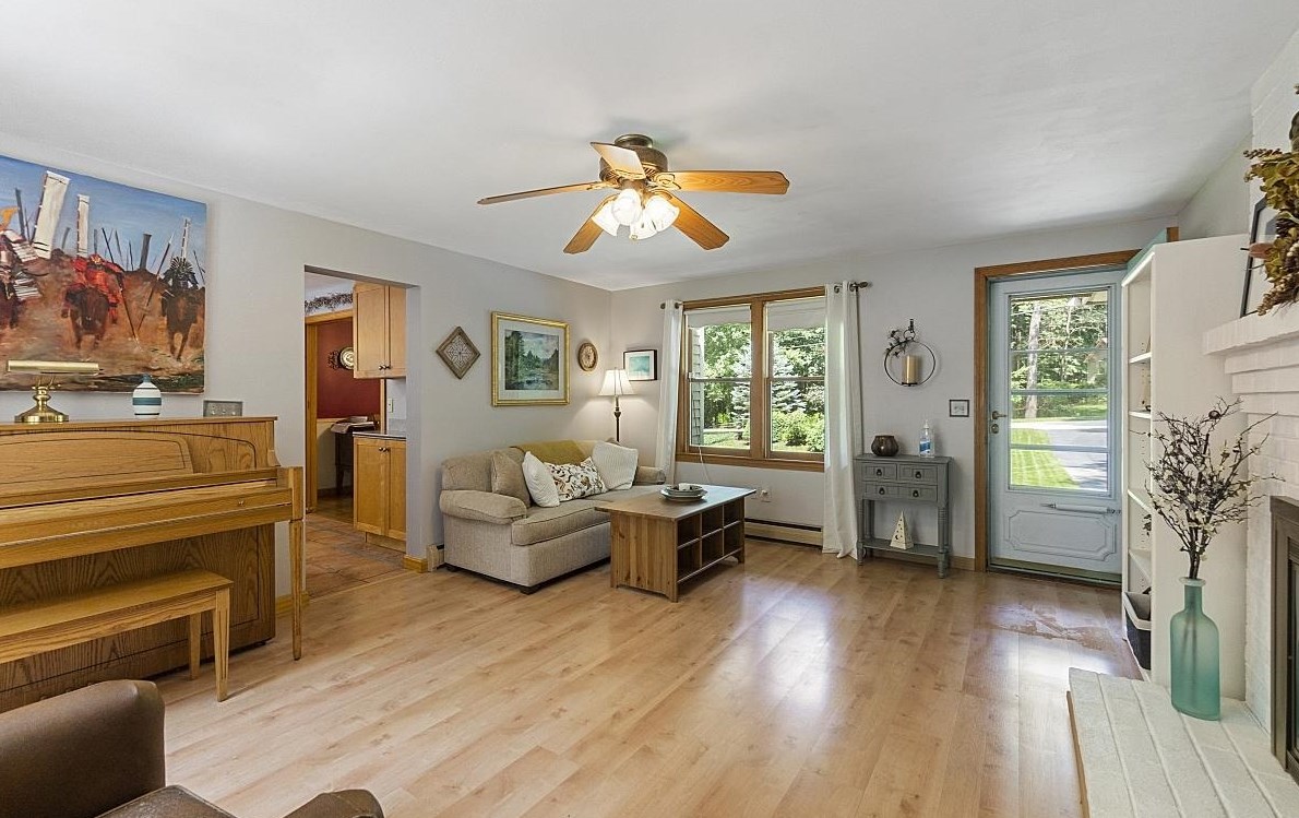 10 Anna Louise Dr, Hudson NH  03051-5401 exterior